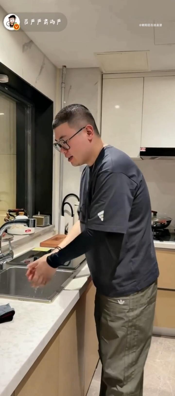 吕严看自己看饿了别的嘉宾都是节目干饭，吕严独一份，看自己做饭看饿，中途下线做饭，