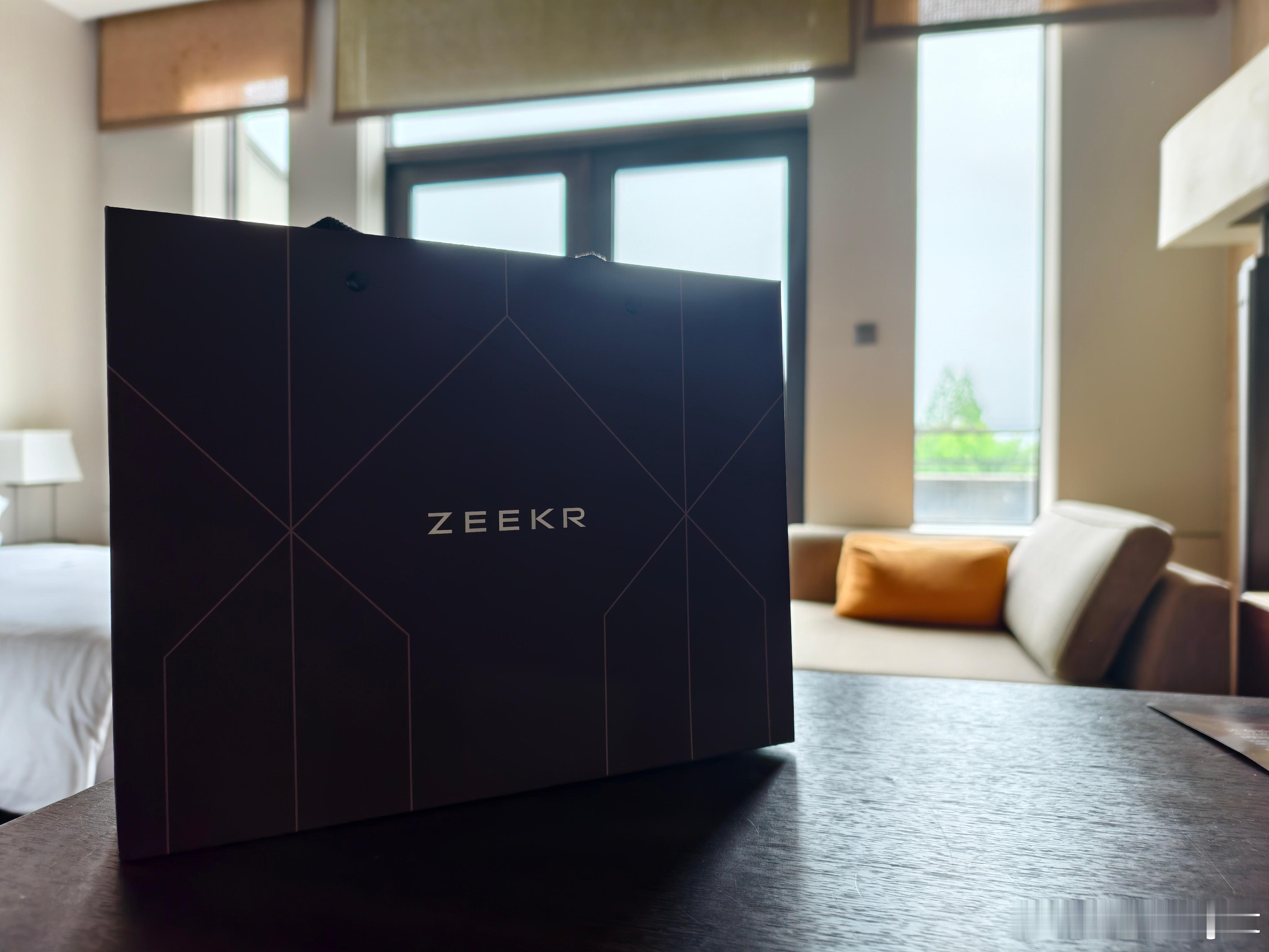 今晚极氪8X终于要来啦大伙猜一猜“公路之王”的正式价格会是多少，顺便抽一份极氪的