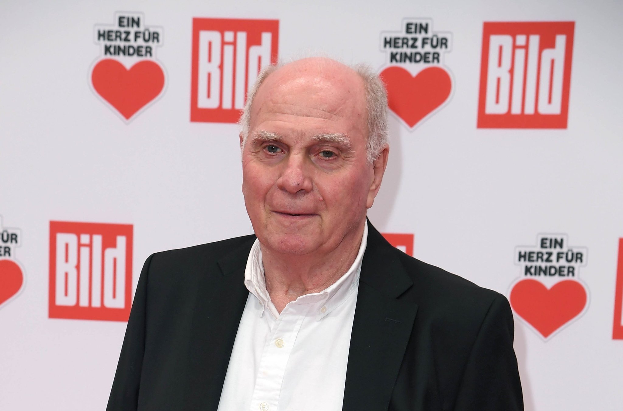 赫内斯积极参与任命卡斯帕为新任市场营销委员会成员。赫内斯非常密切关注卡斯帕的发展