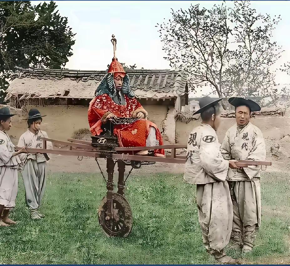 这是古代朝鲜高官出行的单轮轿子，我在想，一旦四人不撑住，还不得从上面摔下来？
但