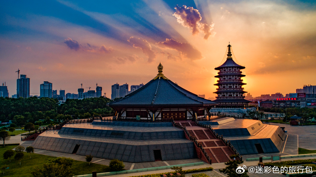 夏日来洛阳，千万别错过这场落日盛宴✨白昼悠长，日落姗姗，橘红、粉紫的晚霞层层晕染
