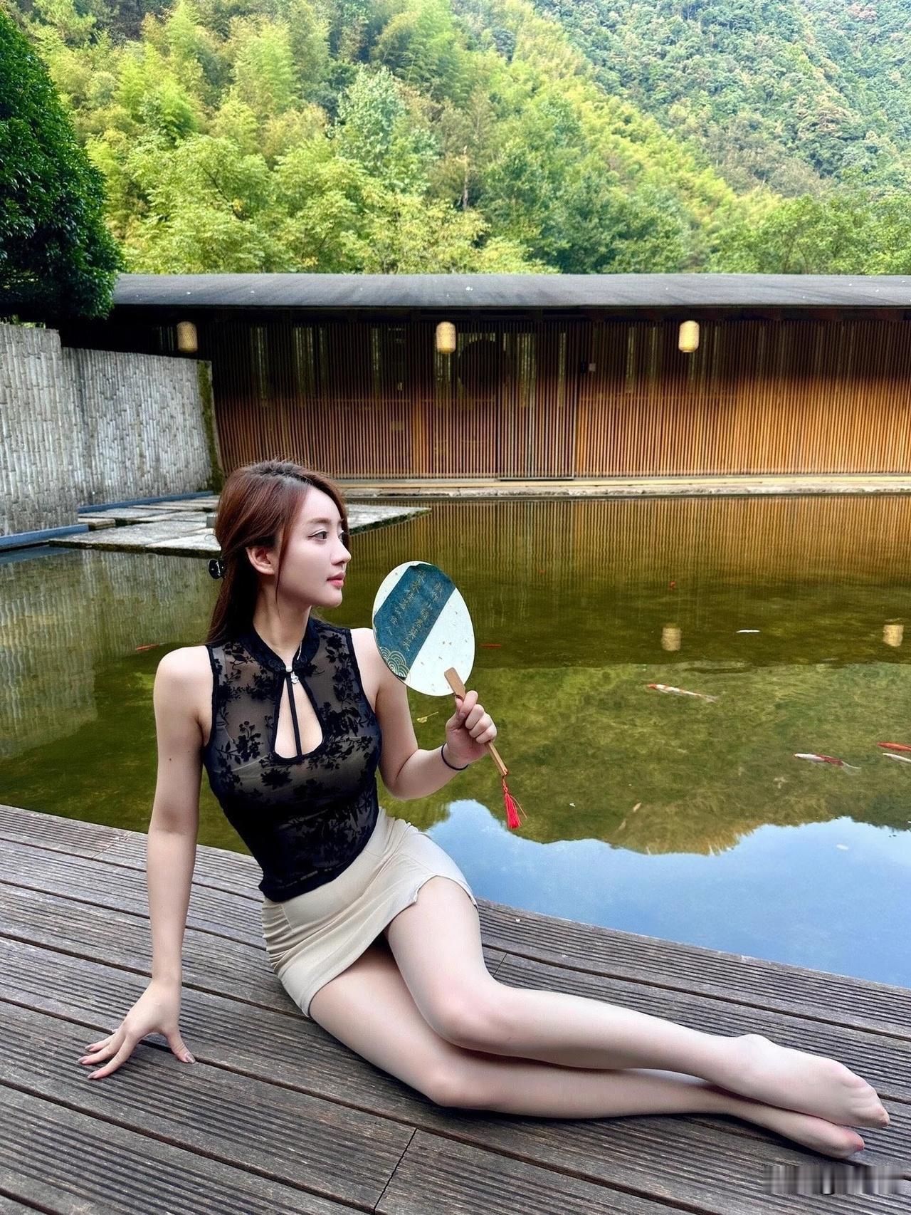 南方风景很美，第一次穿黑旗袍[祝福]