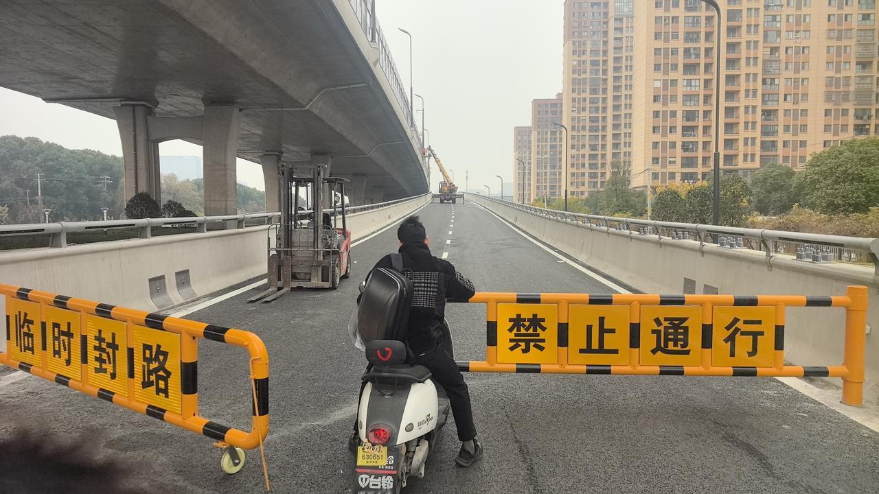 润扬南延二期要等几年了，财力有限的情况下，为了扬子津路和运河南路牵手让路，符合我