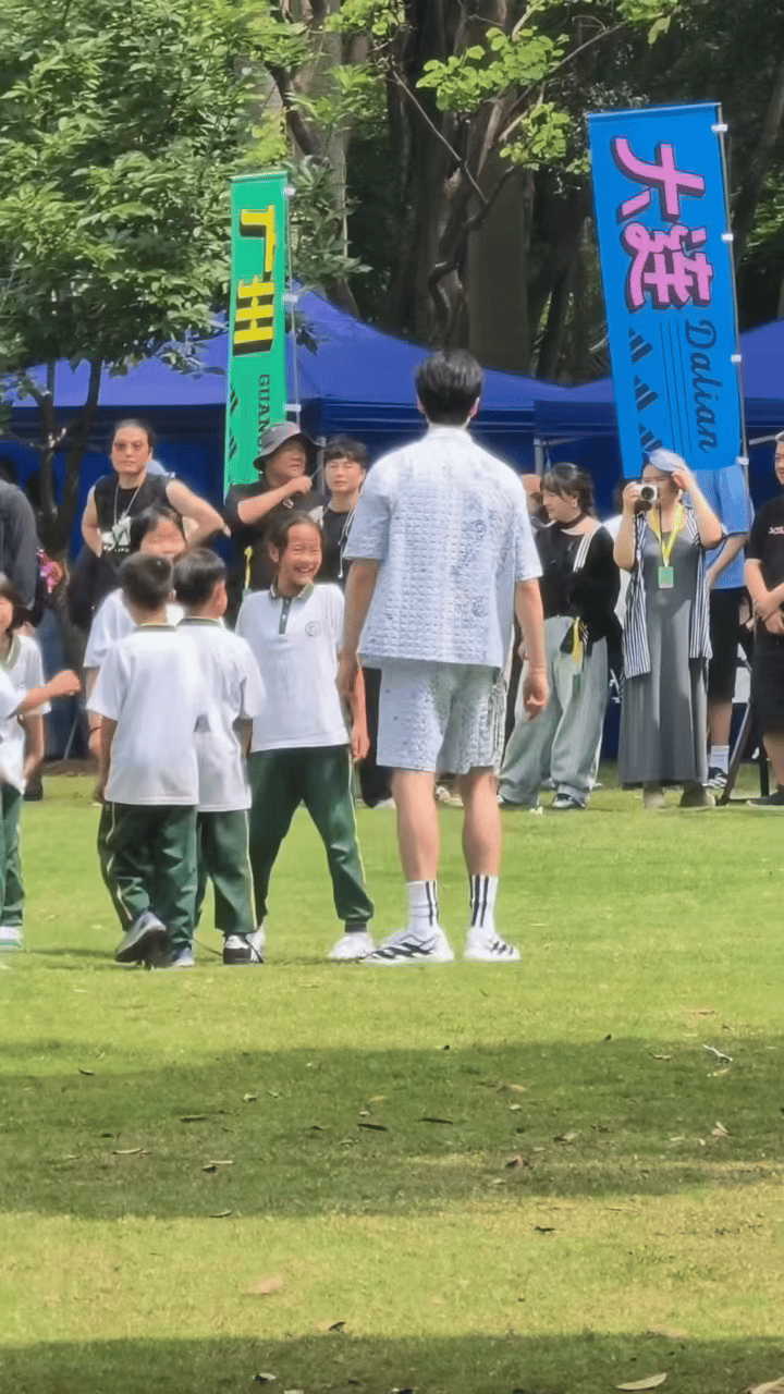 张云龙说我比你爸妈都大张云龙拒绝小学生喊哥哥被小学生叫哥哥，张云龙直接原地破功—