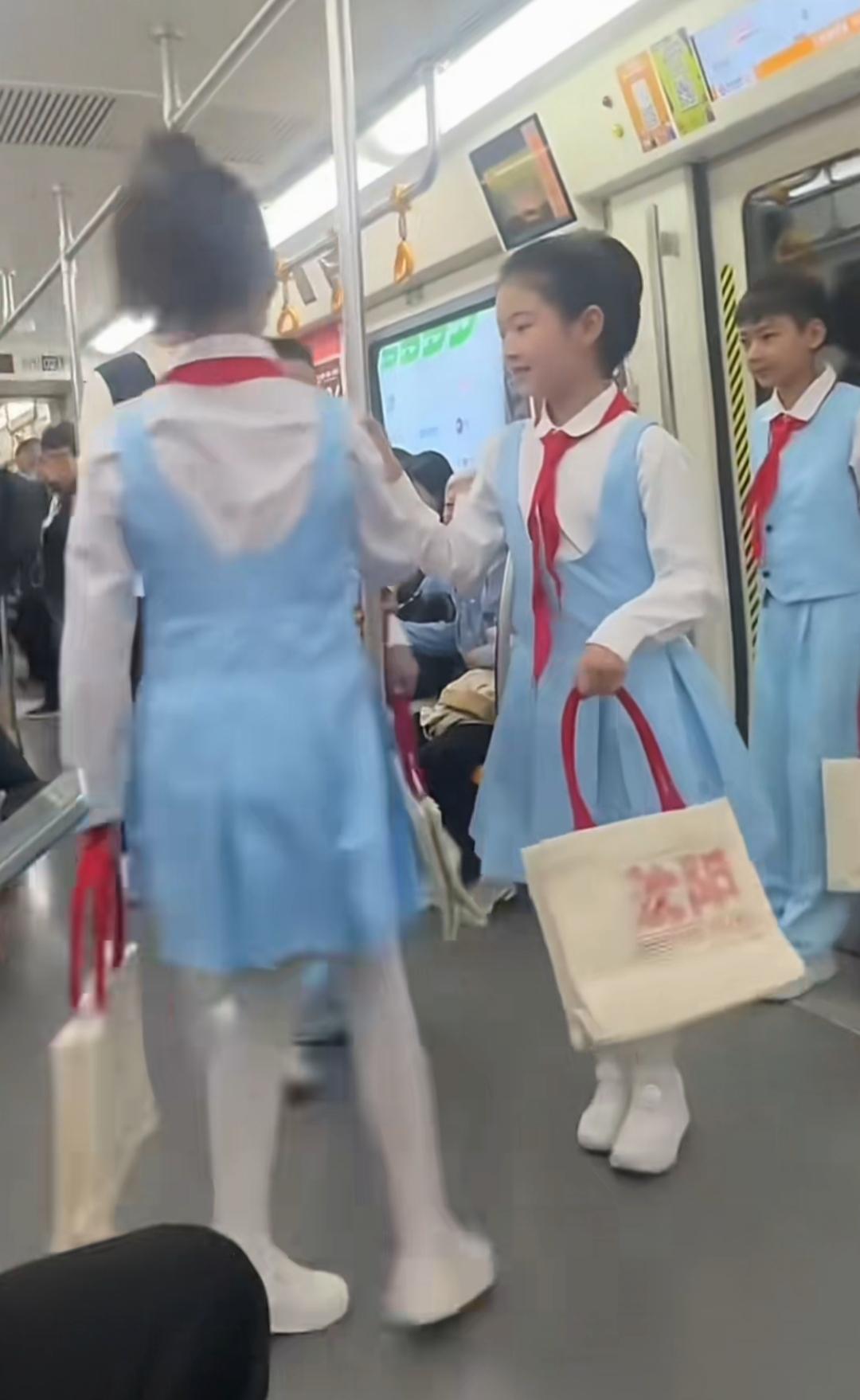 早上，很多人都刷到了这个地铁随拍视频，一群孩子冲进地铁车厢，笑容满面，随后又匆匆