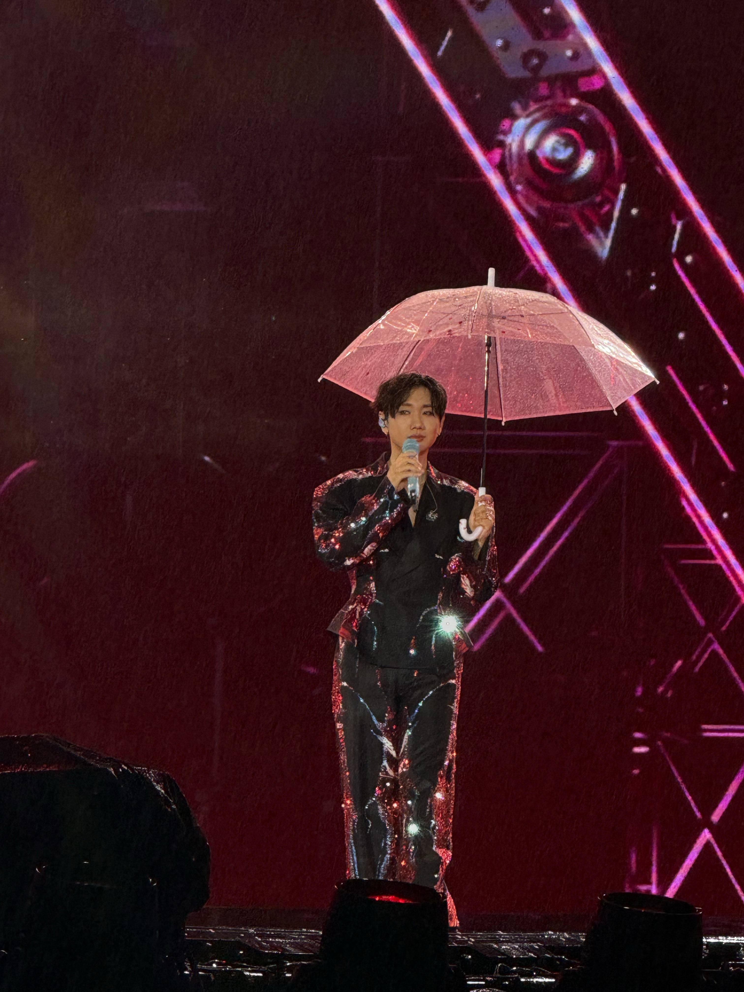 #汪苏泷雨中撑伞神图# 汪苏泷雨中撑伞神图惊艳到我了！#汪苏泷上海演唱会# ​​
