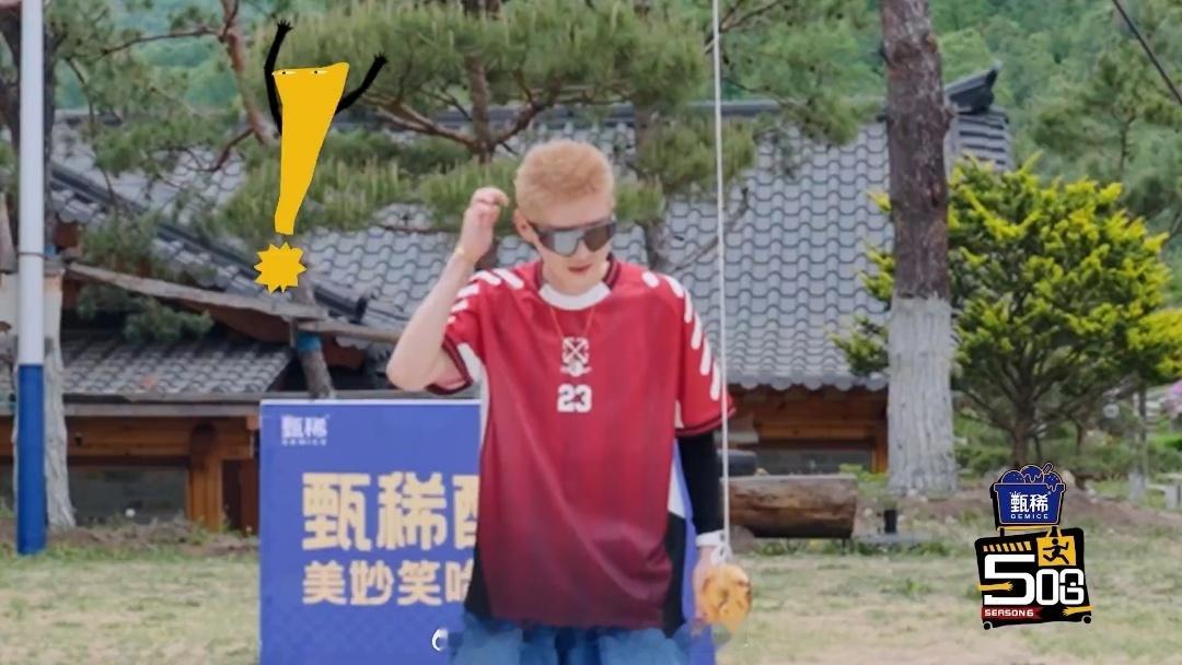 鹿晗戴邓超的墨镜鹿晗邓超戴了同一个墨镜 前一刻墨镜还在邓超脸上，游戏结束就到了鹿