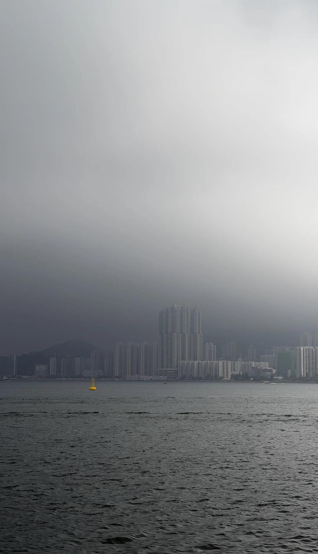 这是要下雨吗 好黑的天