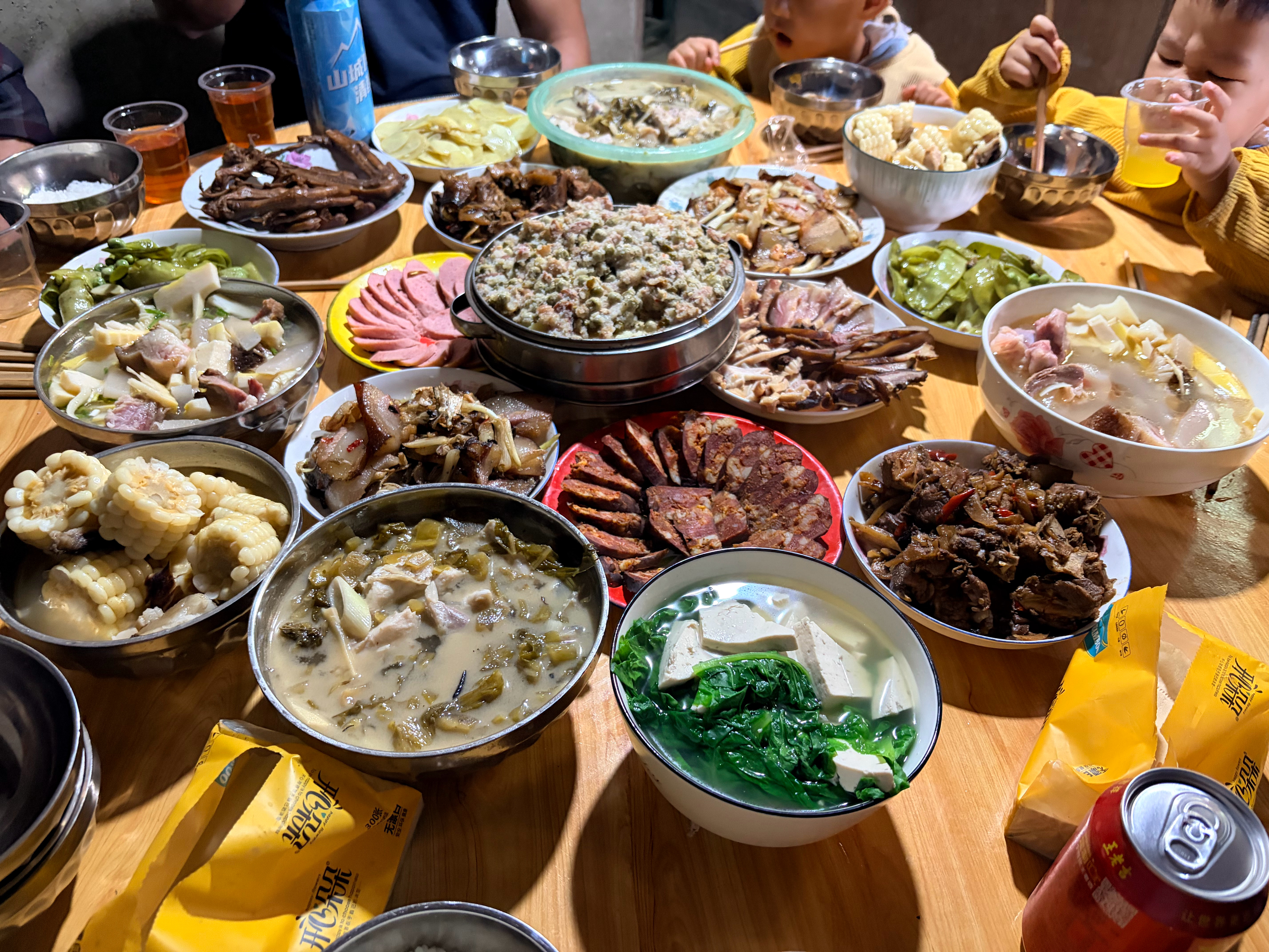 粉丝说这桌不健康，我非常赞同，事实上不止这桌不健康，逢年过节，吃席聚餐，别说老年