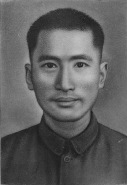 烈士蓝蒂裕的母亲有一天被带进了监狱里，忐忑惊恐的她万万没想到，特务竟是让她来看儿