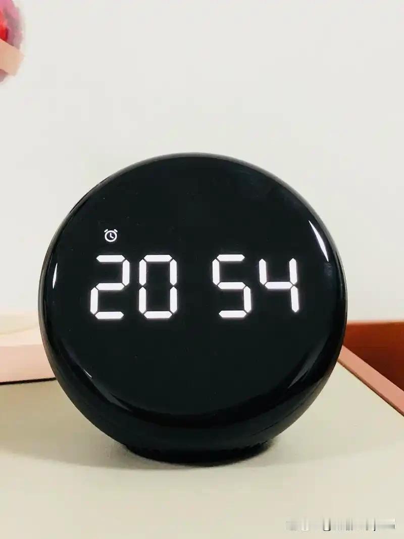 今天整理家的时候发现，家里智能设备太多了，天猫精灵有方糖和智能屏，小度闹钟，方糖