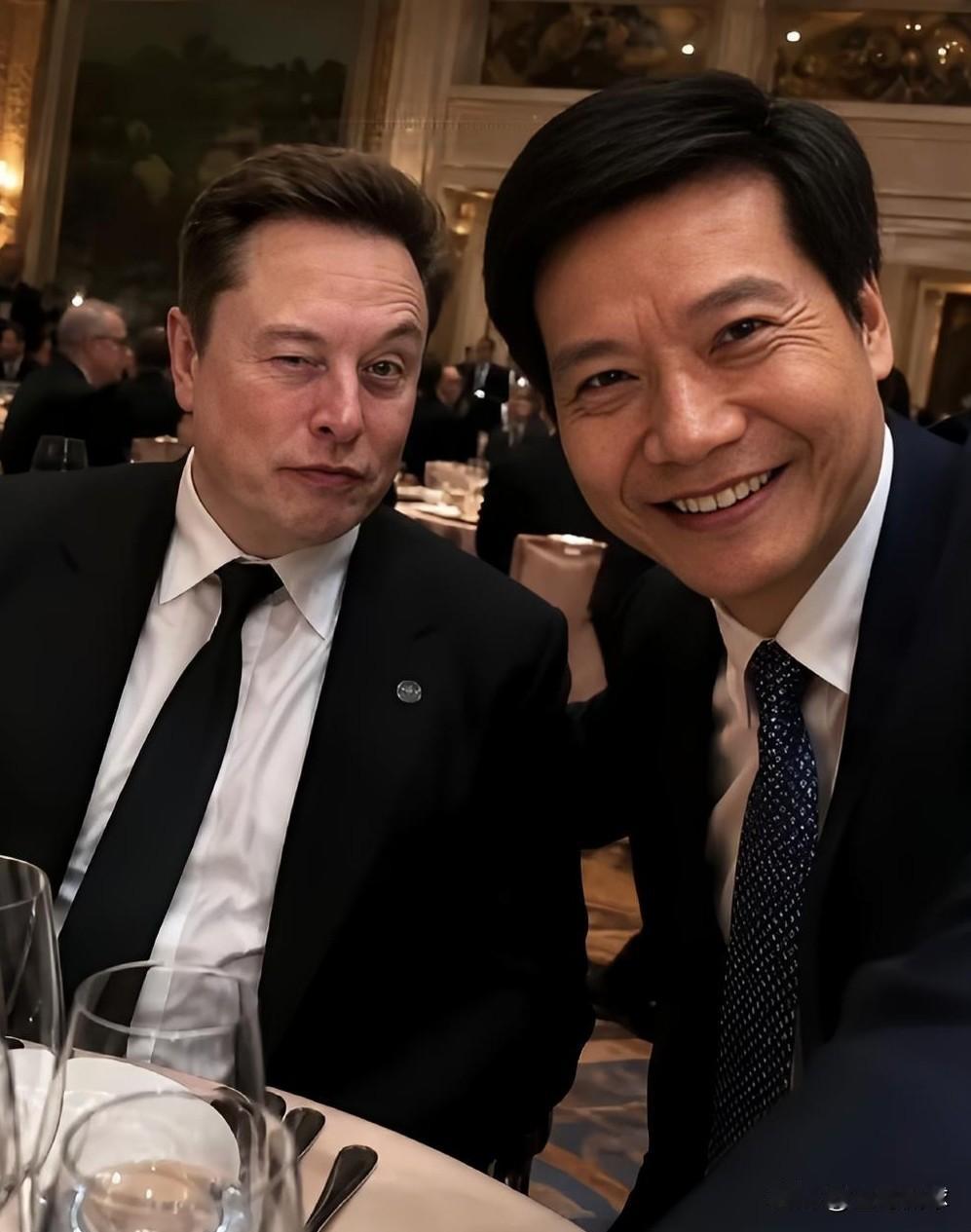 雷军与马斯克合影后，国人看法不一。有人认为雷军表现得卑躬屈膝、过于主动；也有人觉