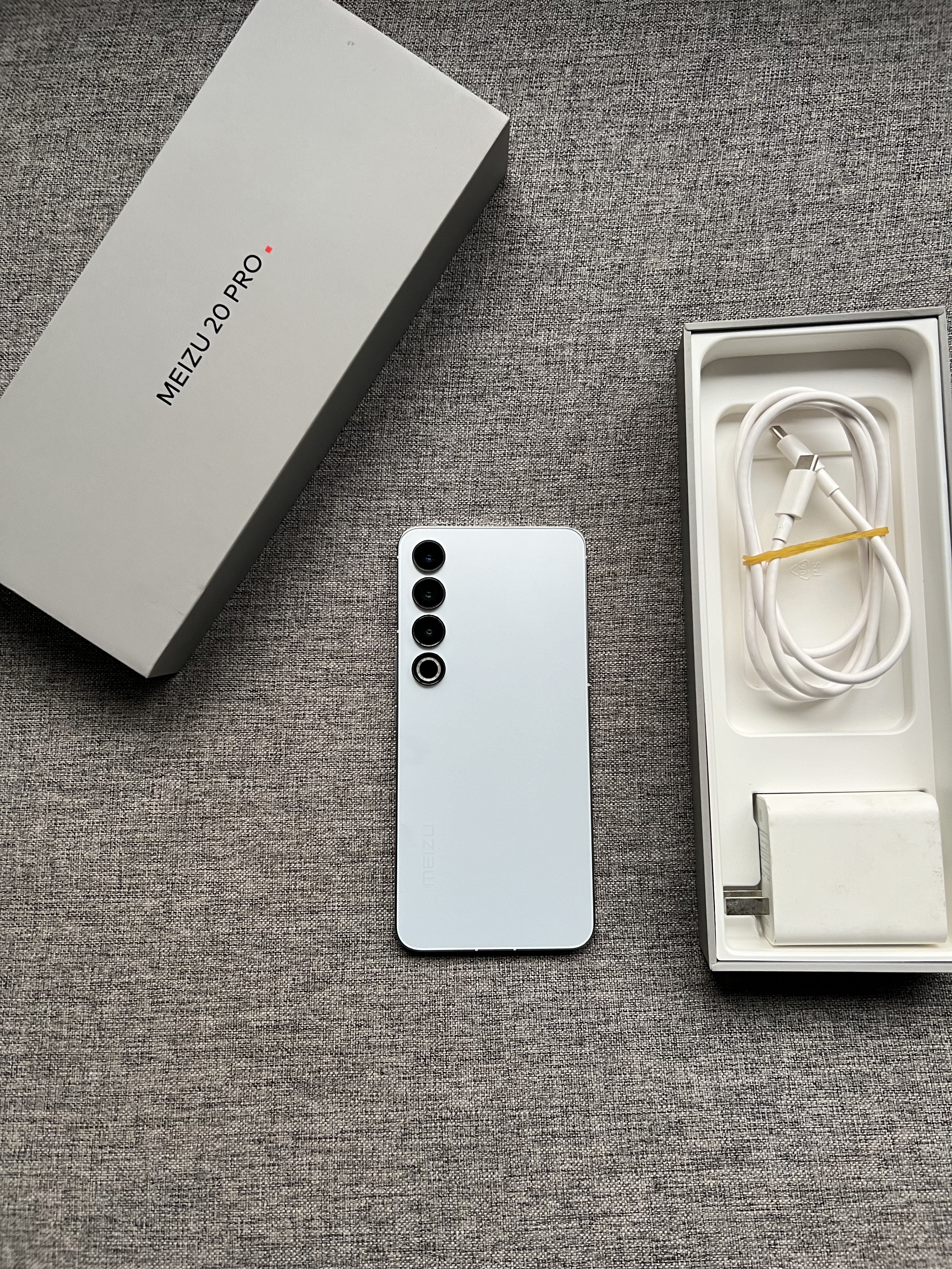 魅族20 Pro 12+512G 银色，屏幕完美，外壳小划痕，盒子配件全套，全国