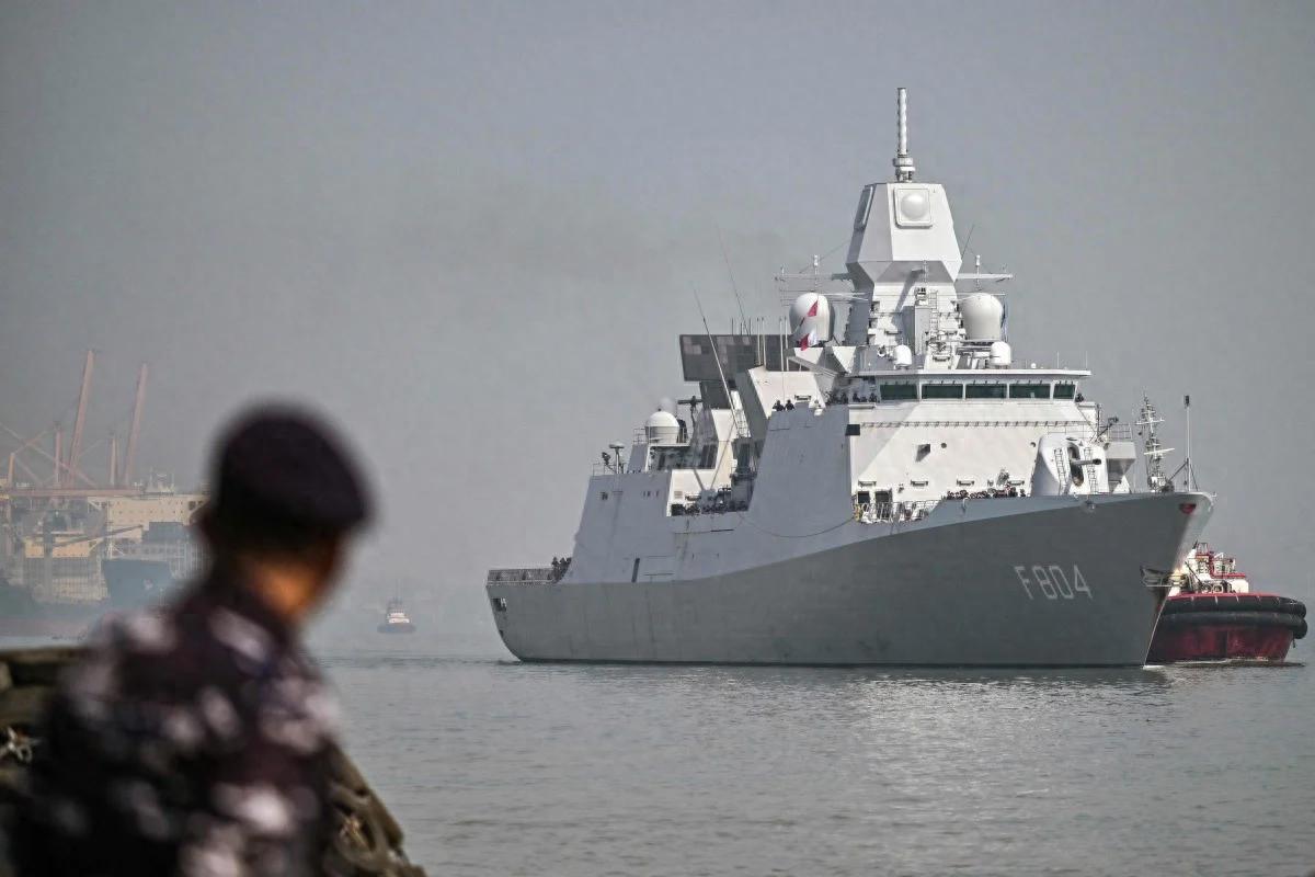 5月27日，荷兰德鲁伊特号护卫舰非法闯入我国西沙海域，南部战区迅速出动海空兵力，