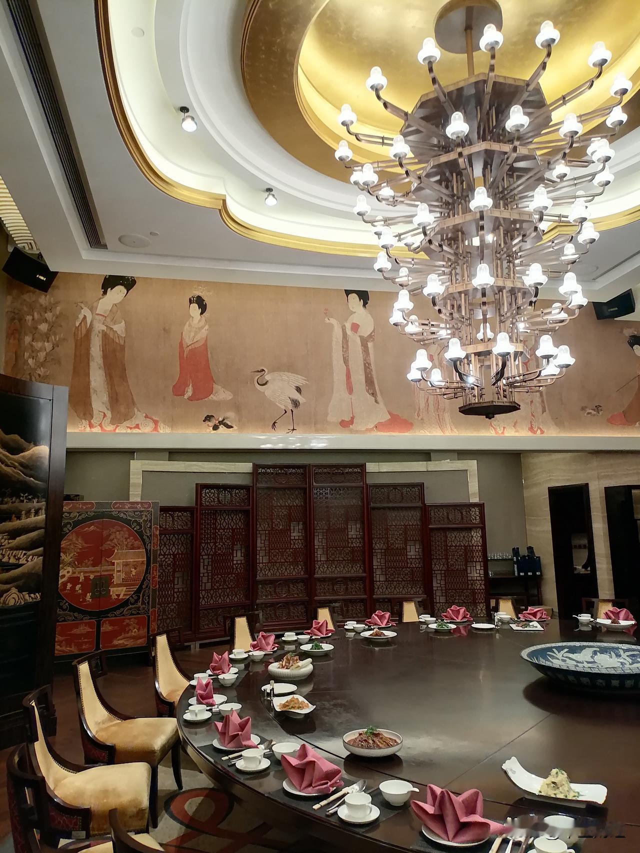 实际上，餐厅不只是用于就餐的场所，更关键的是，它能彰显出一种文化。环顾四周，墙面