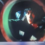 张真源无名氏双膝跪地 张真源接连带来亮眼的首唱舞台，相思锁吹奏笛子，无名氏演绎跪