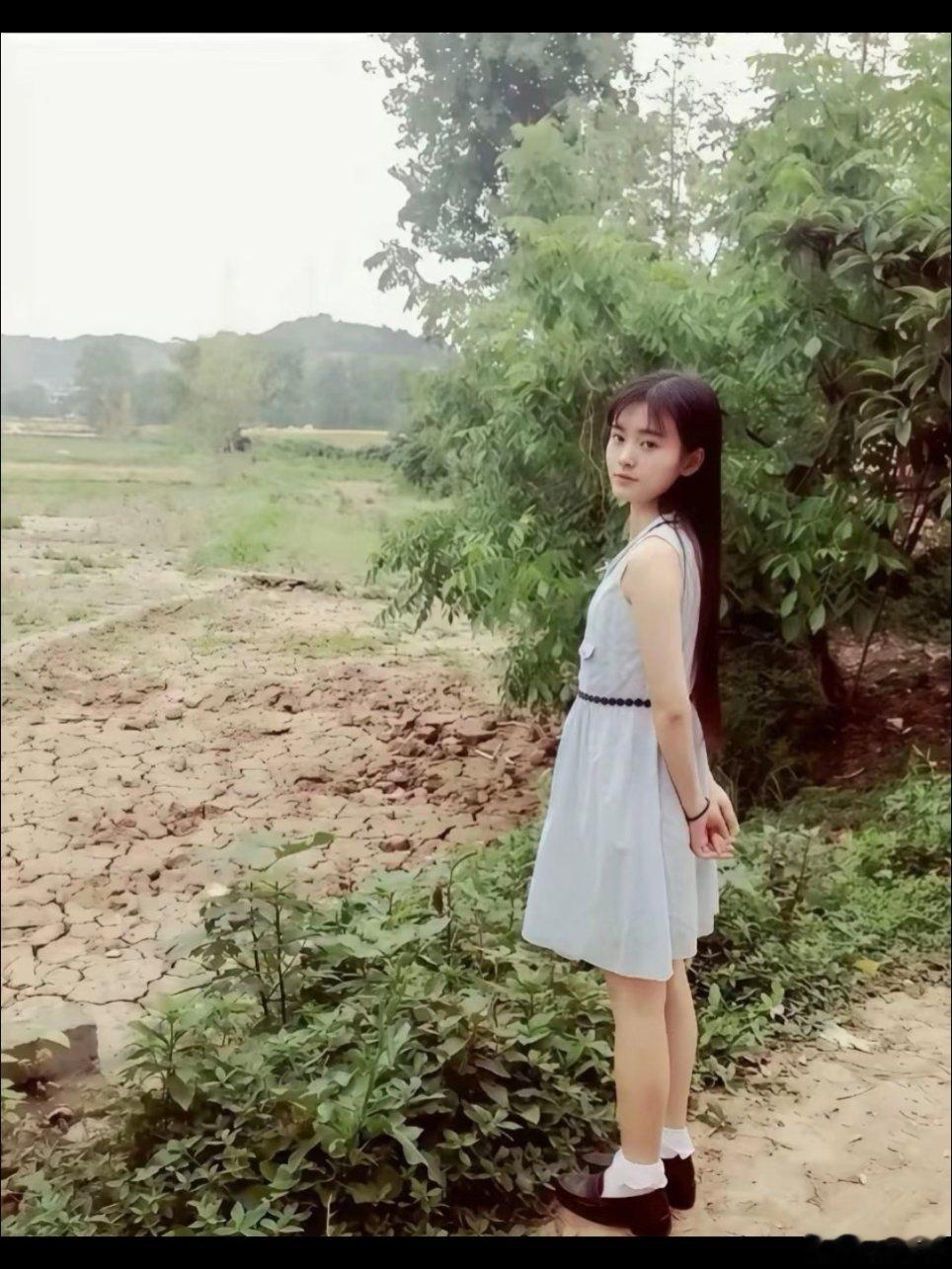 早期的鞠婧祎，真的好小一只。 