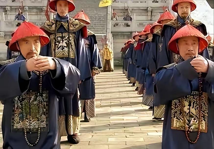 清朝官员退休：为何再大的官，也不能留在京城养老
 
清朝官员退休有个硬性规定：不