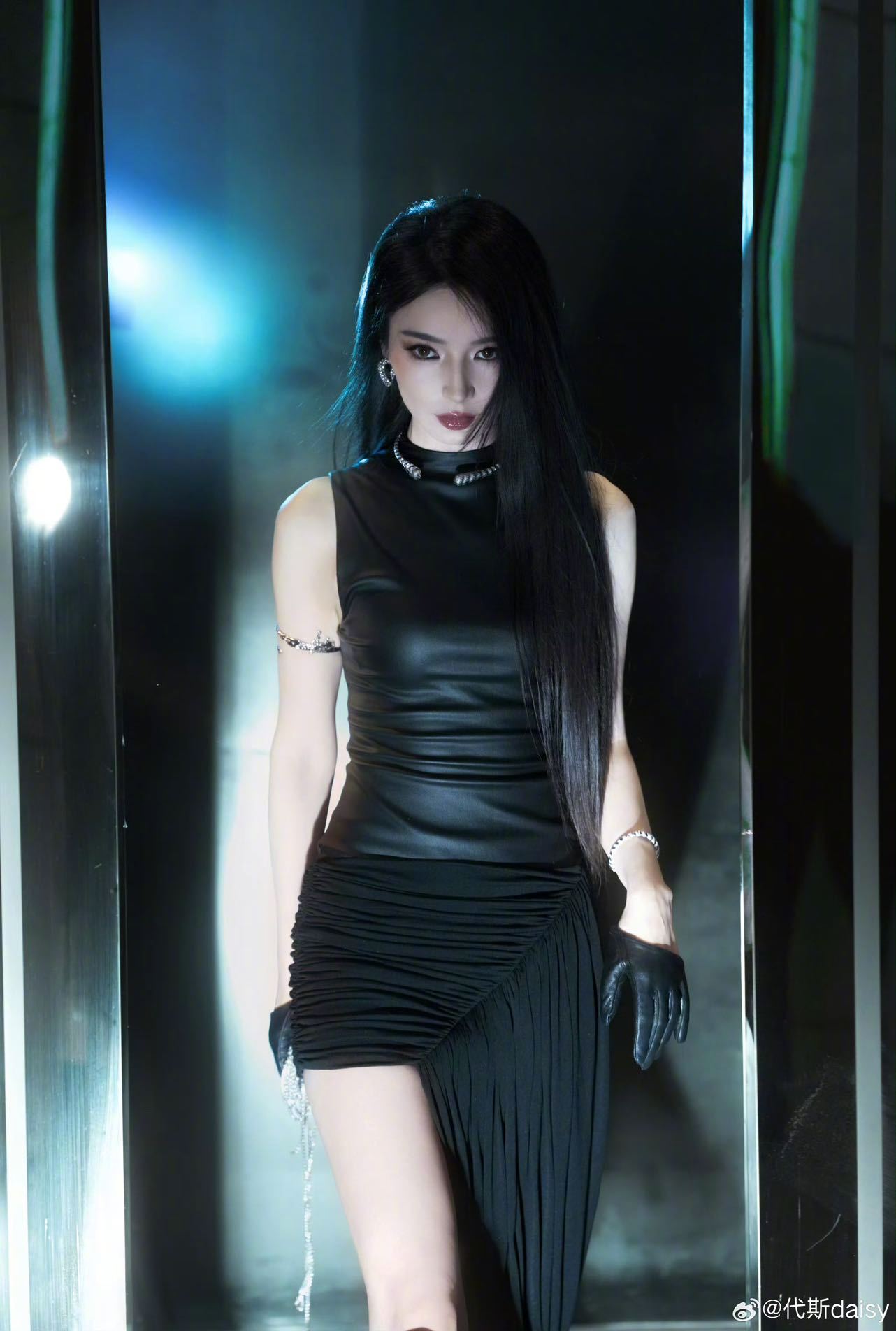 张宸逍发长文安利代斯 内娱最甜姐弟没有之一！张宸逍发布长文和探班视频为姐姐撑腰，