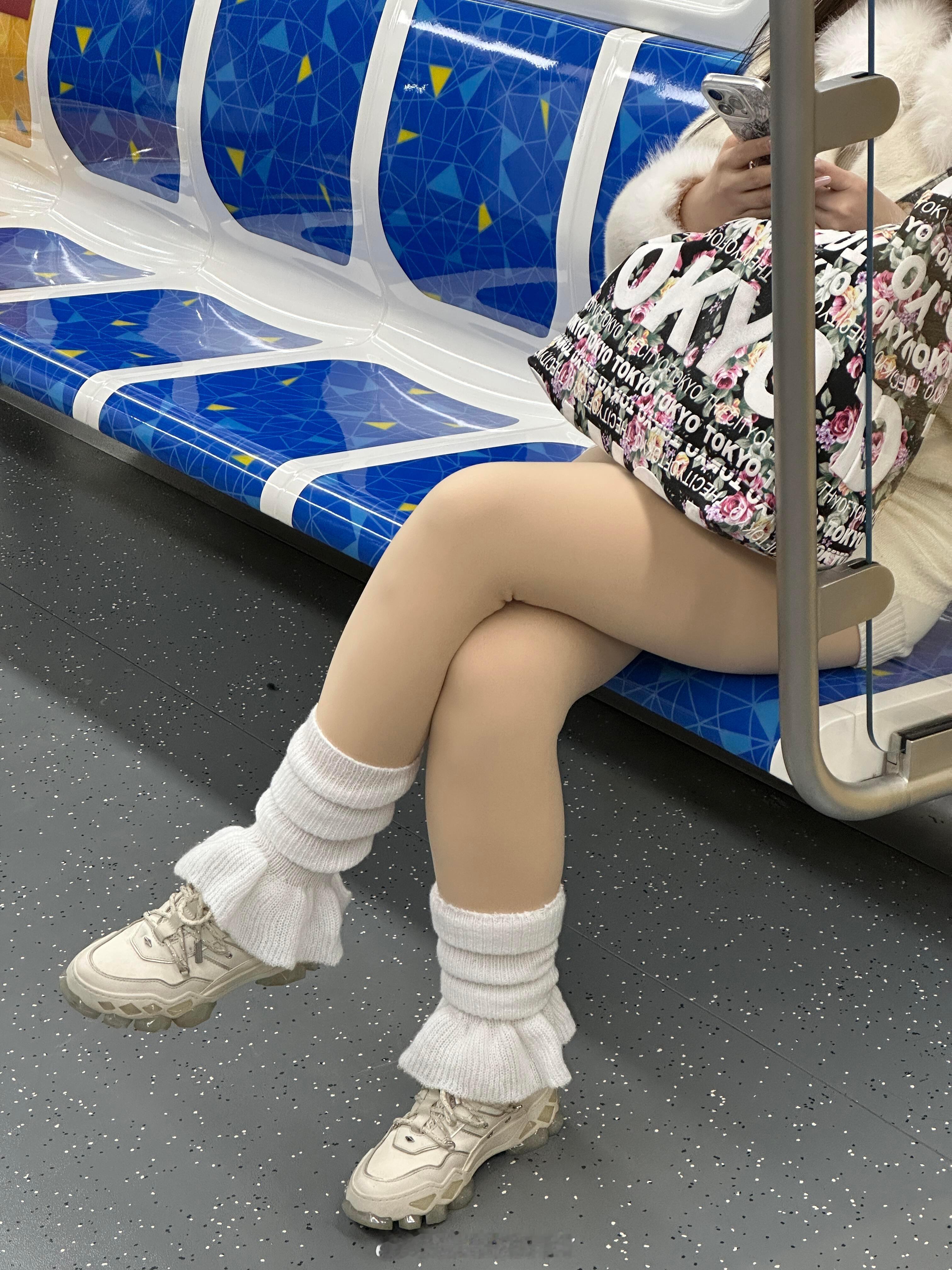 不懂……为什么现在穿光腿神器的越来越少前天坐地铁看到的，以前冬天光腿神器＋短裙+