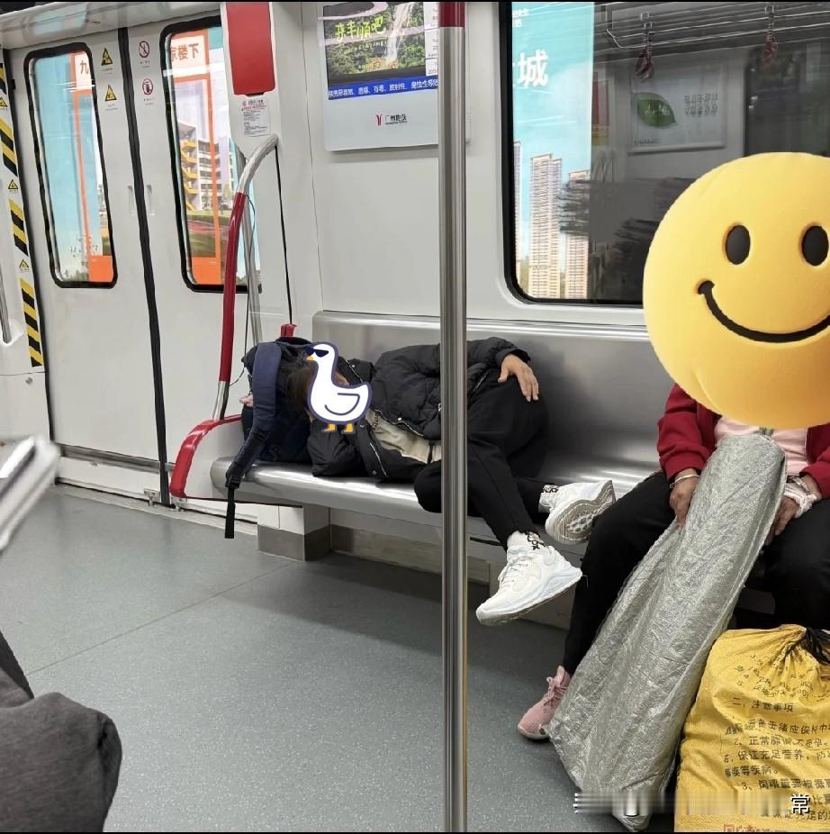 广州地铁7号线这一幕，把我看愣了！

挤到脚挨脚的地铁车厢里，有人站到腿酸，这位