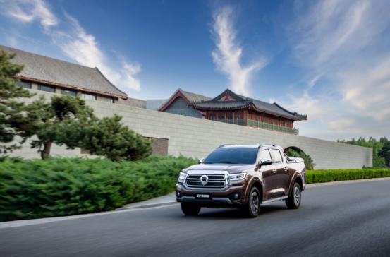 2023款乘用炮可玩属性很强，国内首创隐藏式货箱上车踏板，用户可以轻松走上货箱，