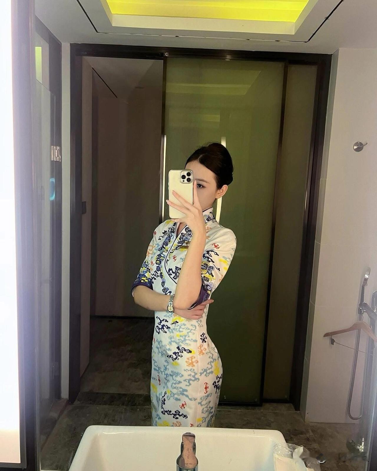 粉色猫咪图案的睡衣，温暖舒适的居家时光。🌸🐱💕