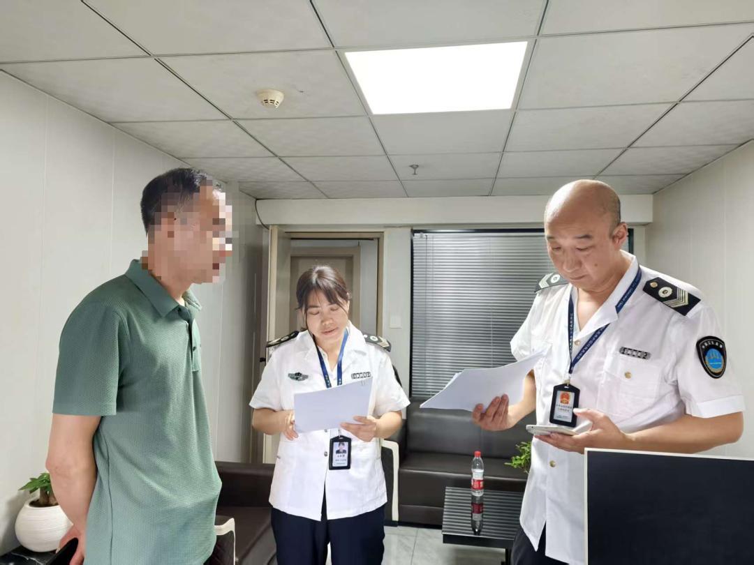 陕西宝鸡一63岁老人只为医治一颗牙齿，遭医院一次性拔12颗牙、种植10颗牙。当地