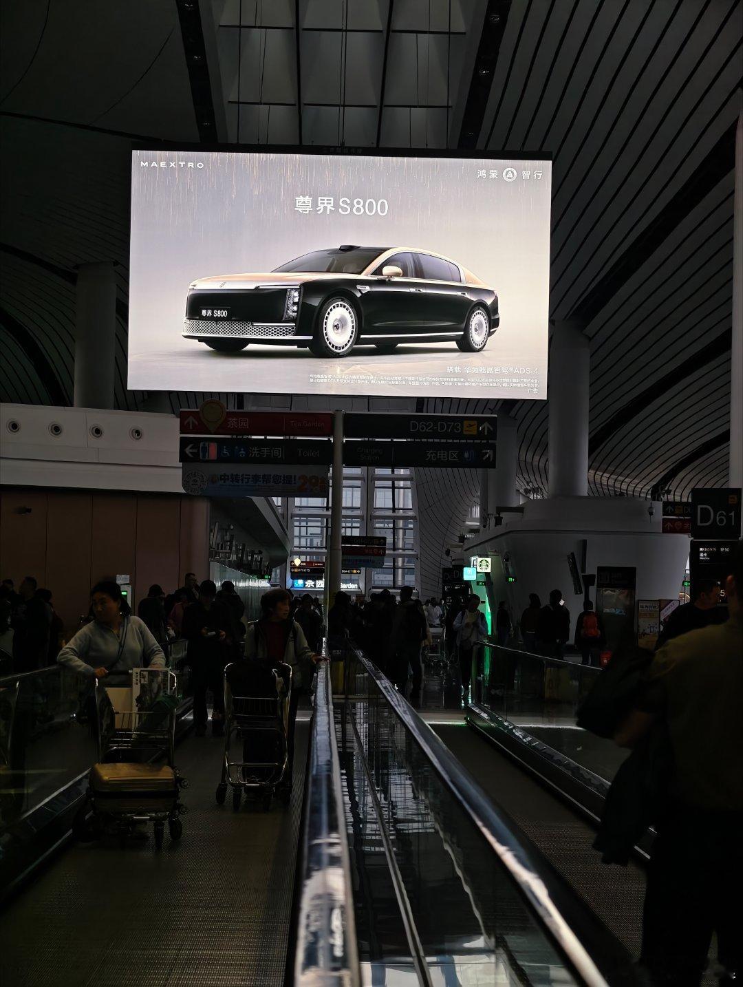 随处可见的尊界S800传播物料，站在今天这个时间点回望，尊界的超豪华之战主打一个