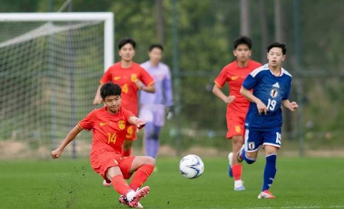 U15东亚杯，10国少首战0比3不敌日本，《足球报》撰文回顾本场比赛指出，这场失