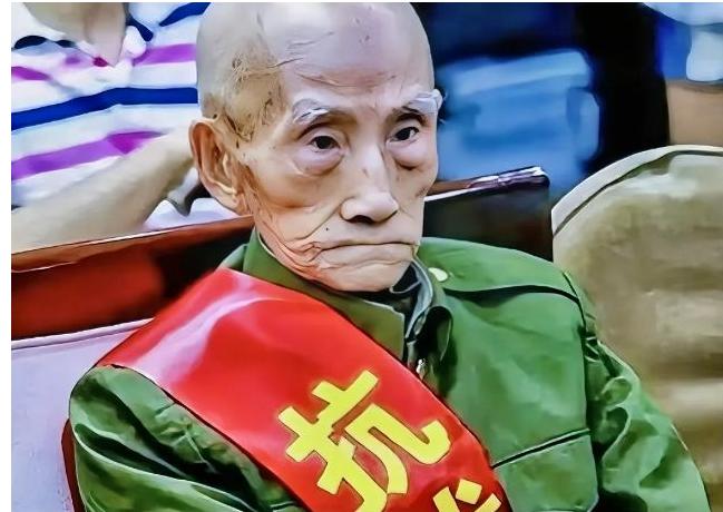 1945年，机枪手曾岳峰为躲日军走山路，意外发现100多日军在吃饭。

湖南汉寿