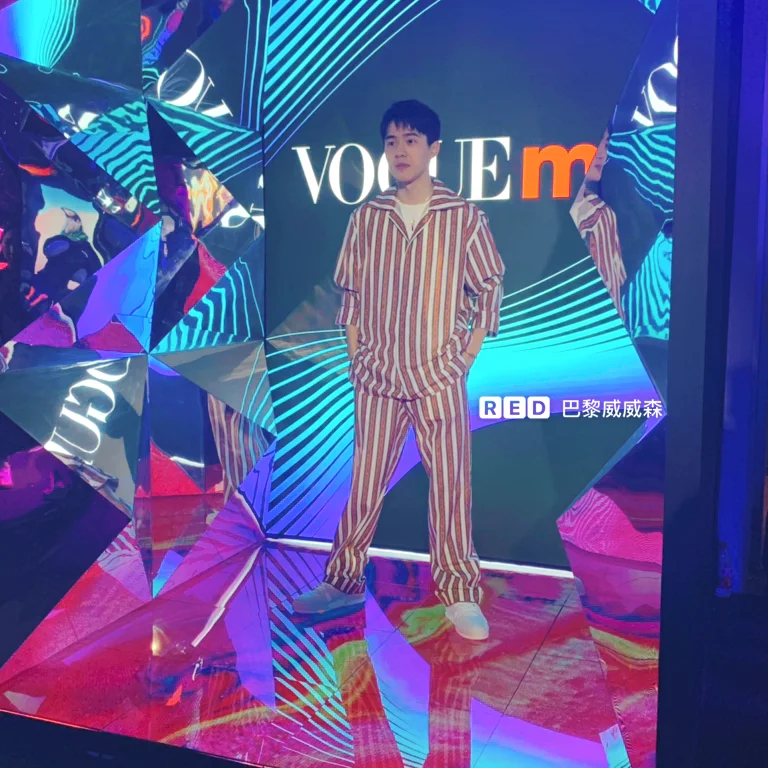 迪丽热巴主持人 泳池玩排球 坤音四子pose👍