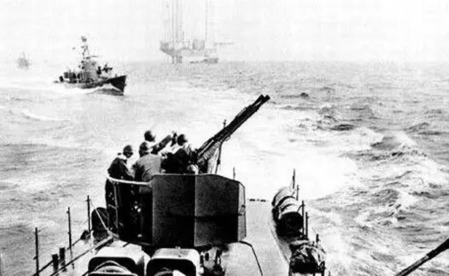 1974年1月，在毛主席熟睡之时递来了一份中南海的紧急报告，毛主席醒来后端详了许