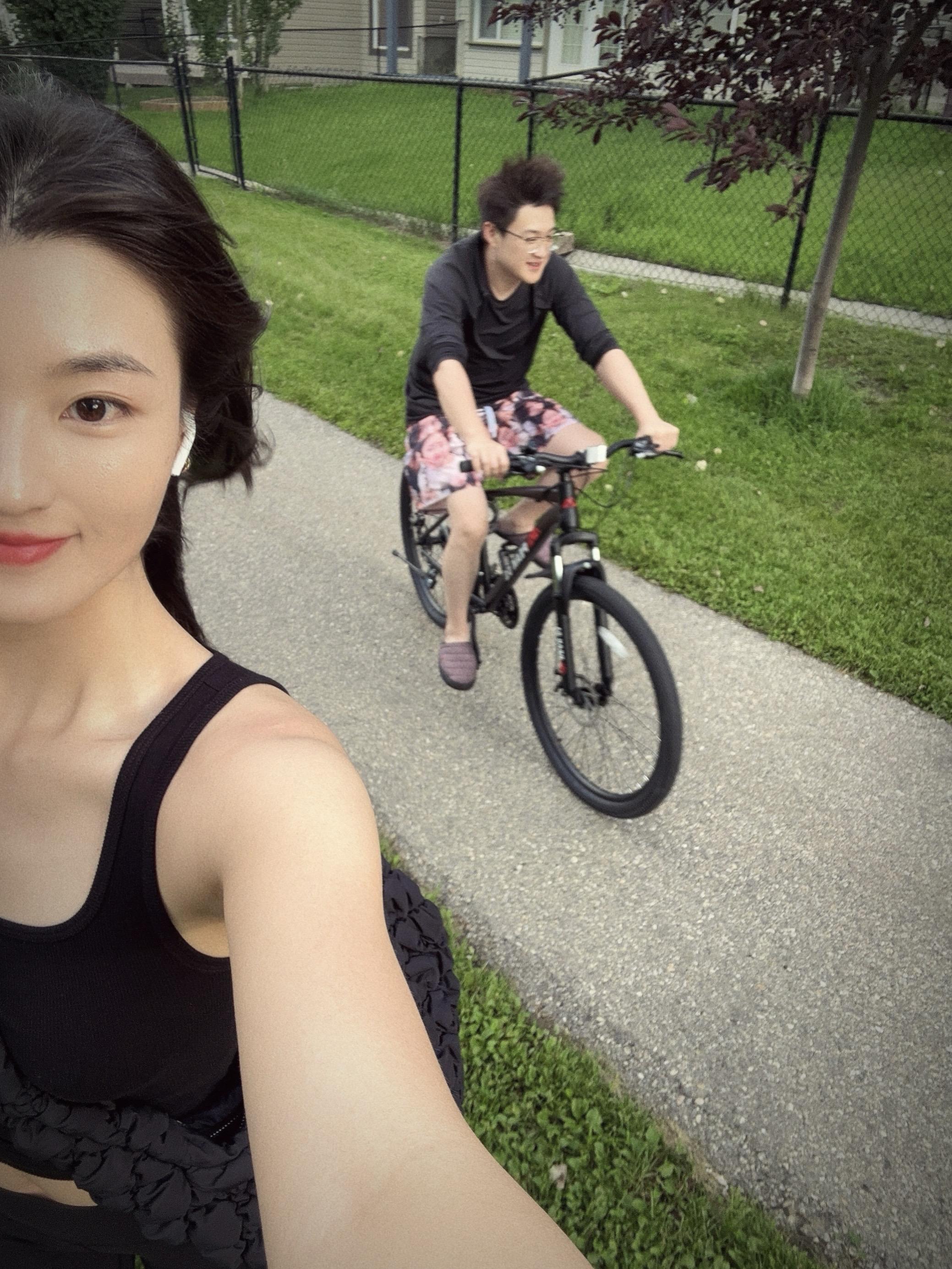 你非要这样的话，别怪我秀恩爱了。 第二张照片很好笑，我们喜欢在姐姐面前...