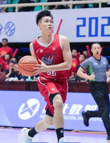 昨晚听到圈内朋友聊起，刚离开江苏队的一位随队人员饭局上叹气说：“庞峥麟这小伙子，