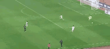 中超本轮诞生门将尴尬失误。武汉三镇门将方镜淇完全能大脚解围，却执意控球导致失误，