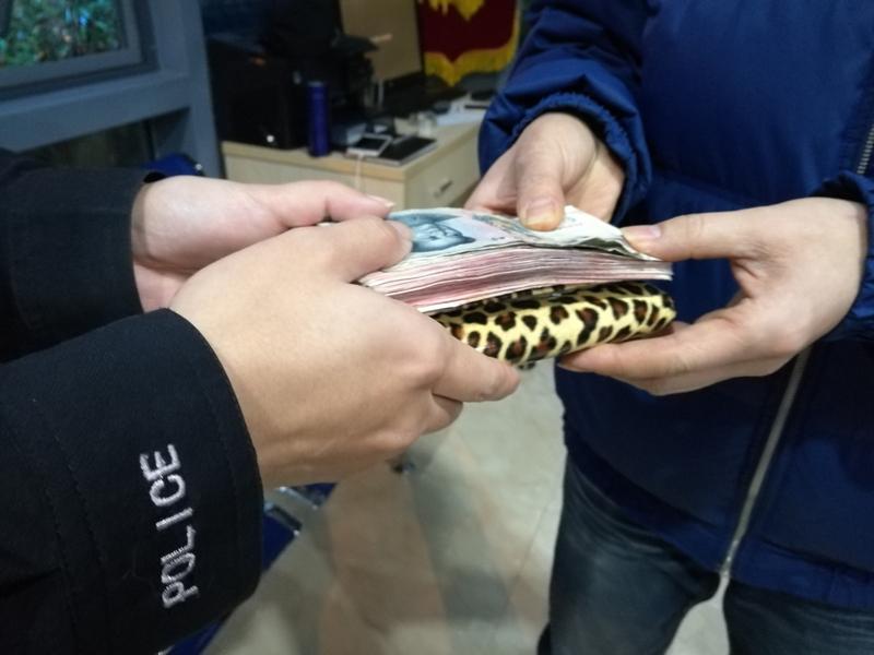 刚刷到这事太离谱了！武汉黄先生捡27万现金一分没动就报警，结果失主竟说丢了32万