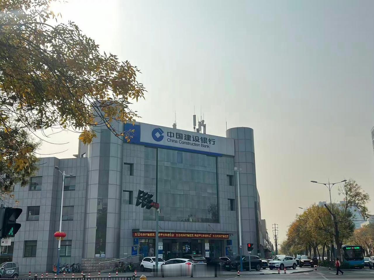 11月5日，律师周筱赟在山东东营某银行取款时，因未“配合”说明取款用途、资金来源