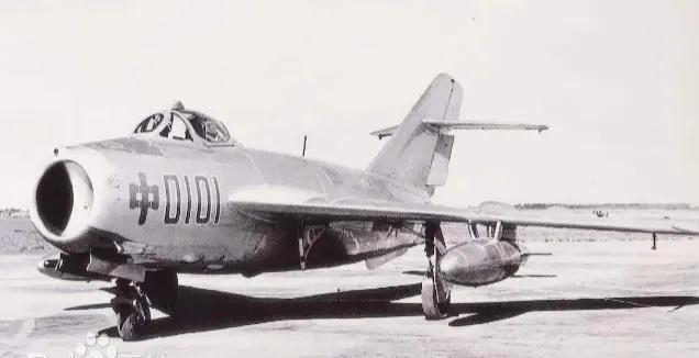 1956年4月23日，由航空工业自主研制的我国第一架喷气式歼击机试制成功，标志着