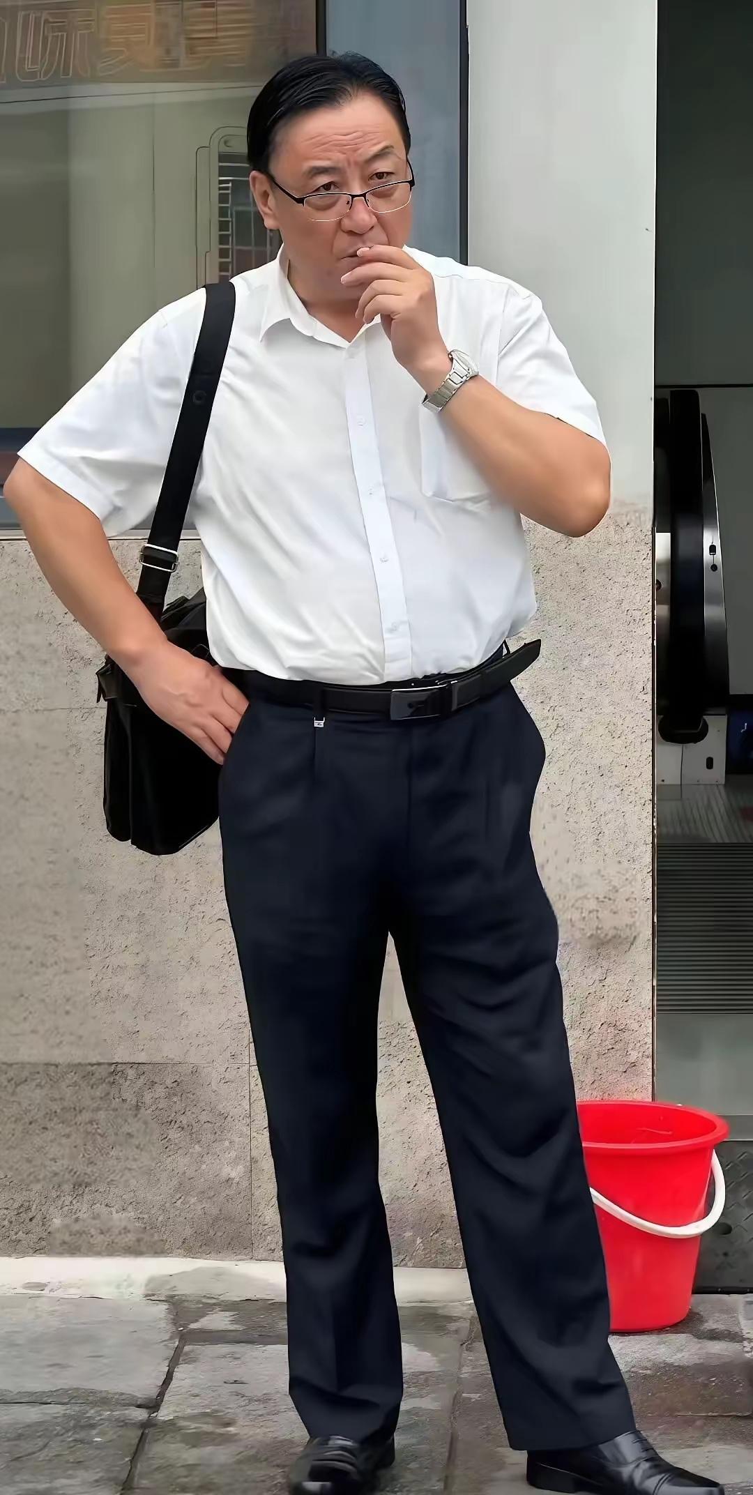 这位男士应该在体制内是个领导吧