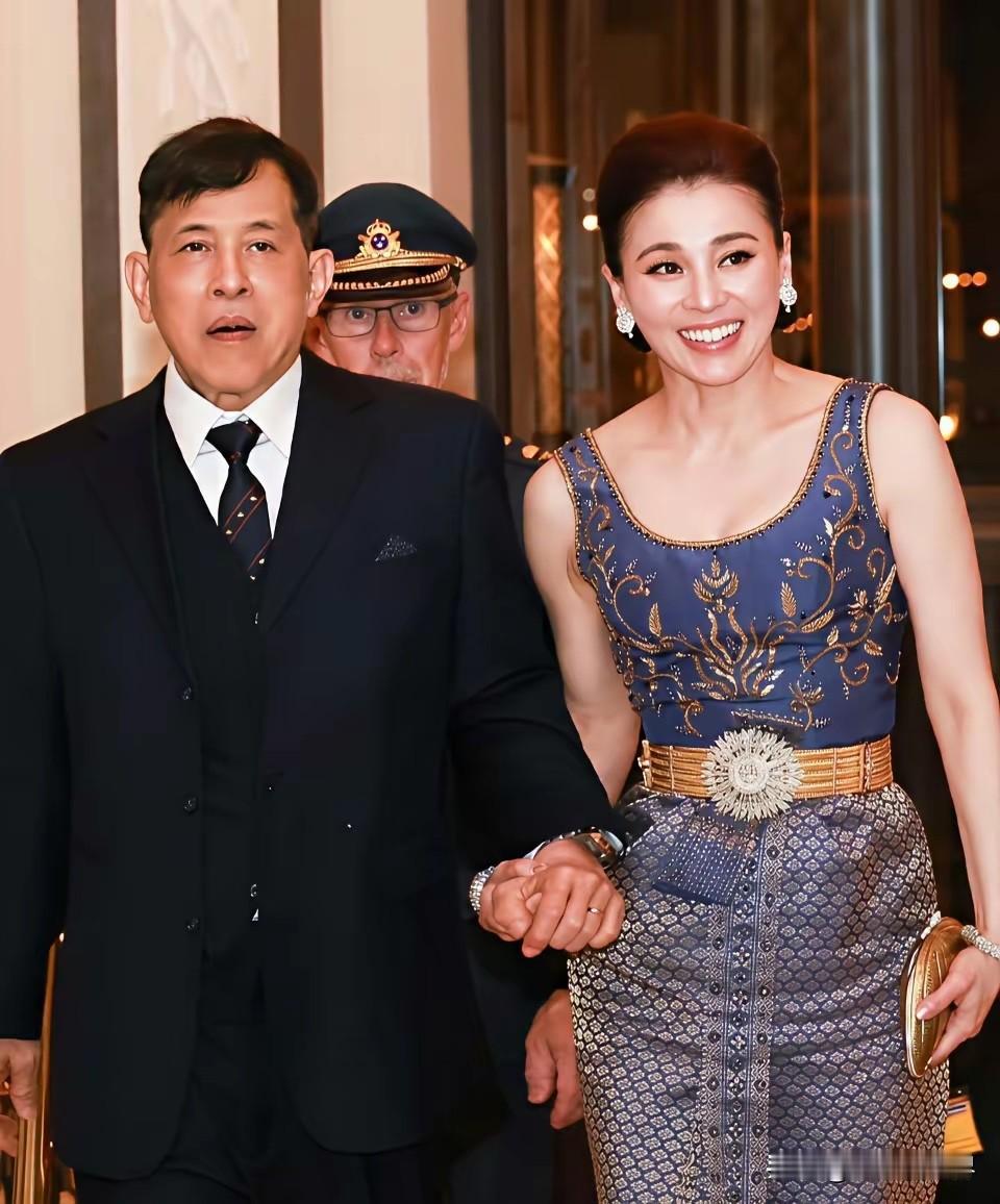 4月29日苏提达陪同泰王出席瑞典王室非正式晚宴
一身蓝金刺绣无袖泰式礼服，搭配精