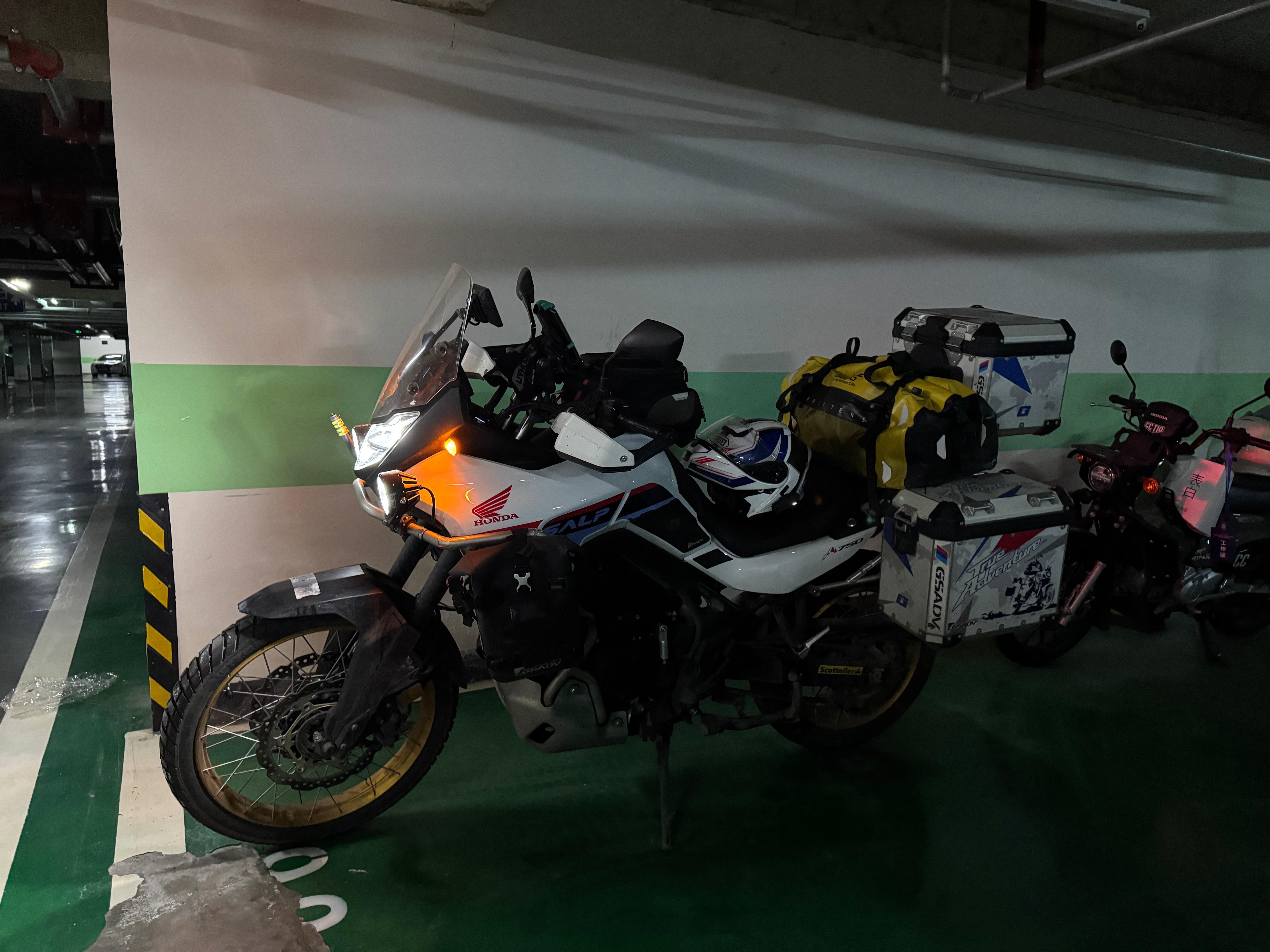 和摸摸去摩旅 错峰出行，看今天路上能见到多少摩友！机车摩托车本田xl750