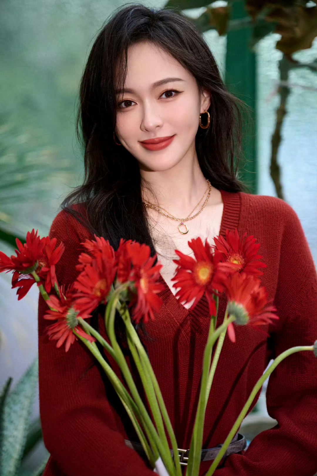 唐嫣：红毛衣自带松弛感，阳光透过叶隙洒在肩头，V领藏着温柔，裙摆亮片随微风轻晃，
