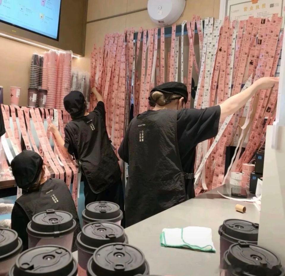 茉莉奶白 爆单门店爆单供不应求，同时LV侵权判决引爆讨论。网友都说四叶花源自唐代