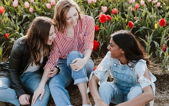 过度坦诚就会失去吸引力凡事都毫无保留、全盘托出，反而会少了分寸与神秘感。真诚很珍