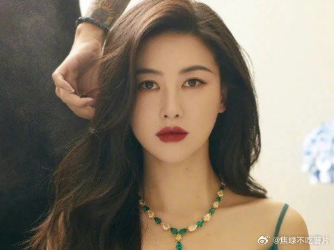 朱珠朱珠内娱收藏主理人 宁夏中卫镜头下状态绝佳，风情与质感并存，不靠刻意造势，是