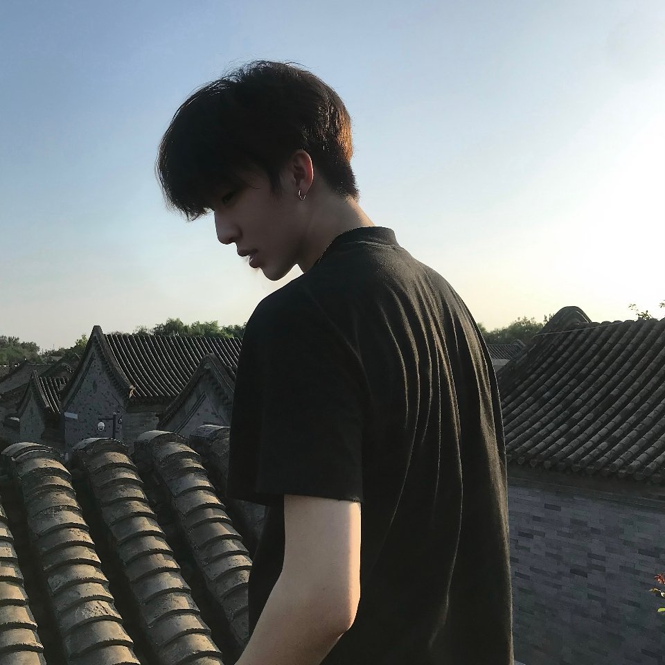 思慕社字母 你曾是我青春里最清澈的湖，后来才知道，我只是恰好路过那片倒映着月光的