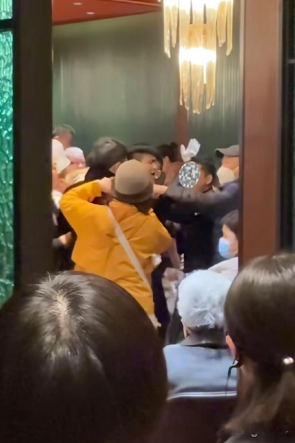 年夜饭吃到一半，哦豁，打架了！
喝了点夜壶水，就想进派出所了…一个想年初一在医院