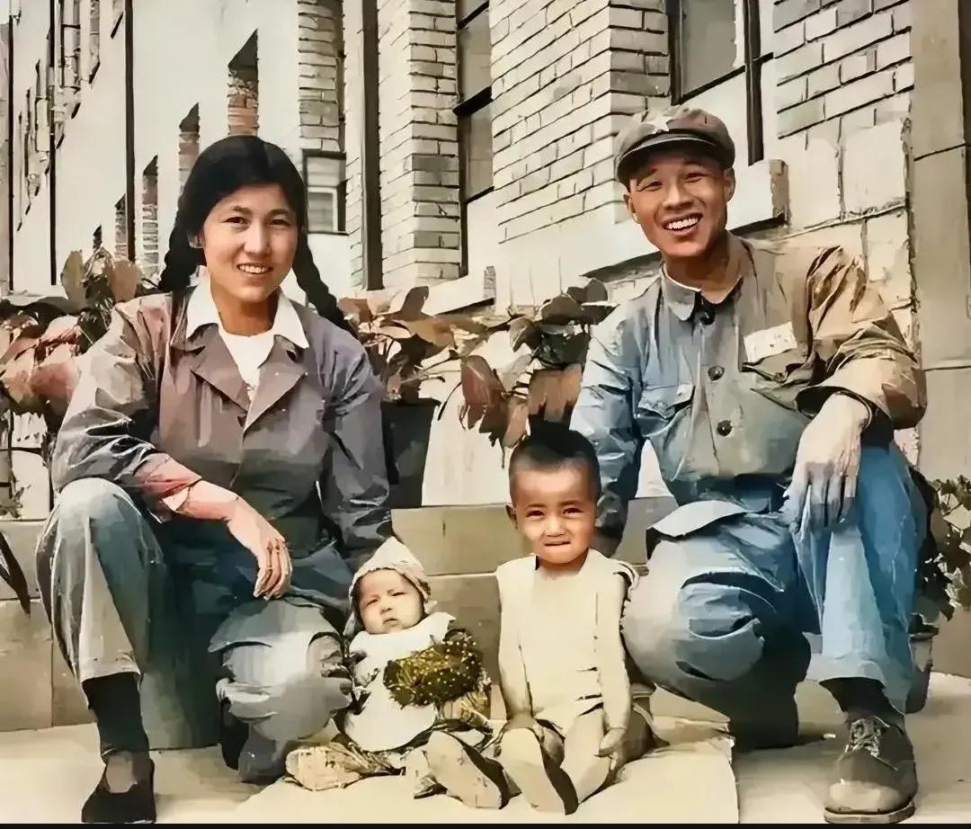 1949年，一个解放军家庭的合影，照片中的男主人，应该是一位英俊干练的小军官，他