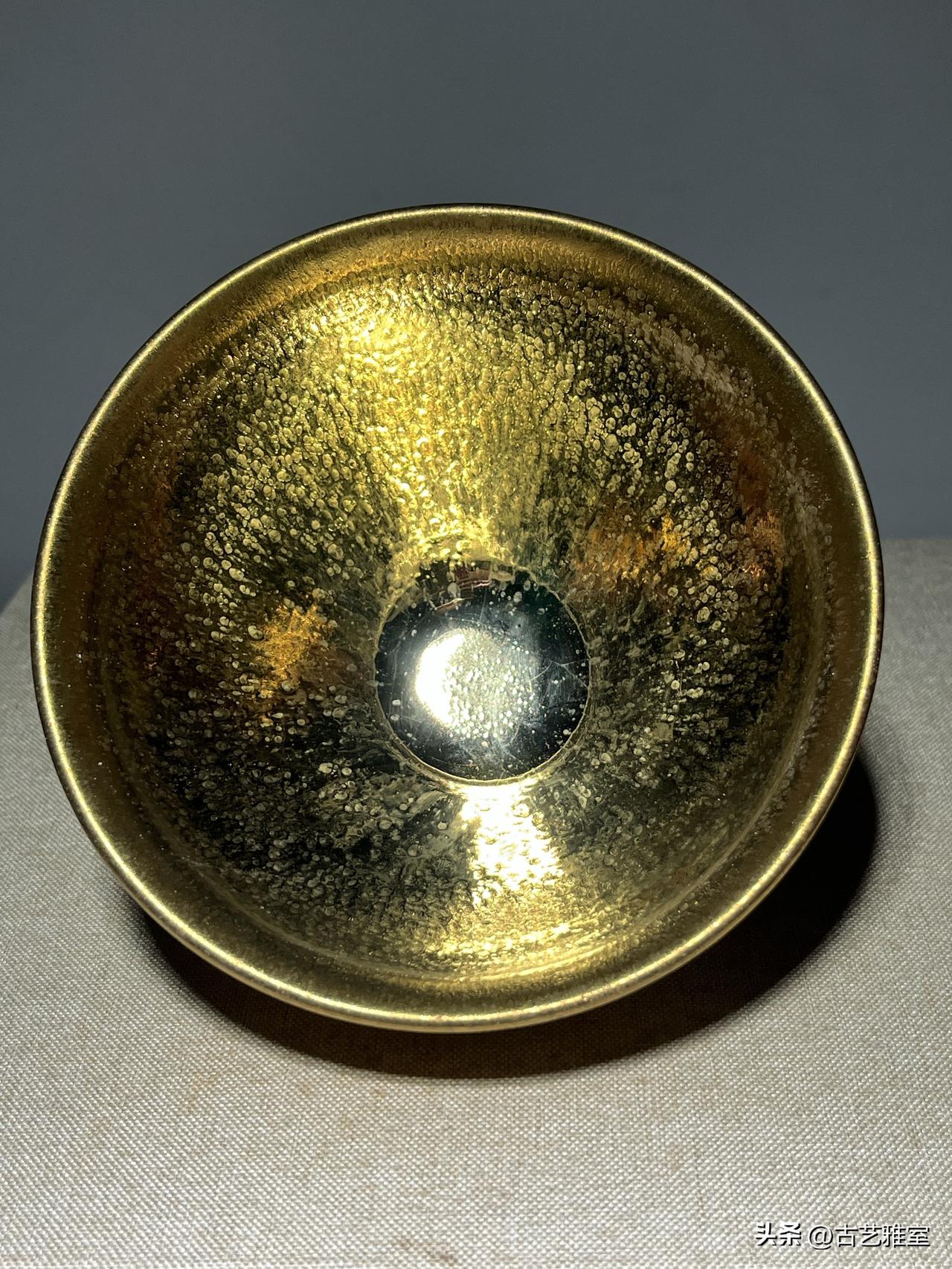 金彩随光变，稀世宋瓷珍！
     这只金曜变建盏，是古法工艺与窑火奇迹的完美融